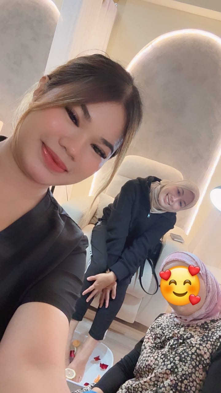 Azar Azmi during a visit to Nayla Beauty Spa